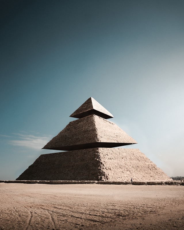 las 9 etapas de una buena estrategia seo con la pirámide del seo