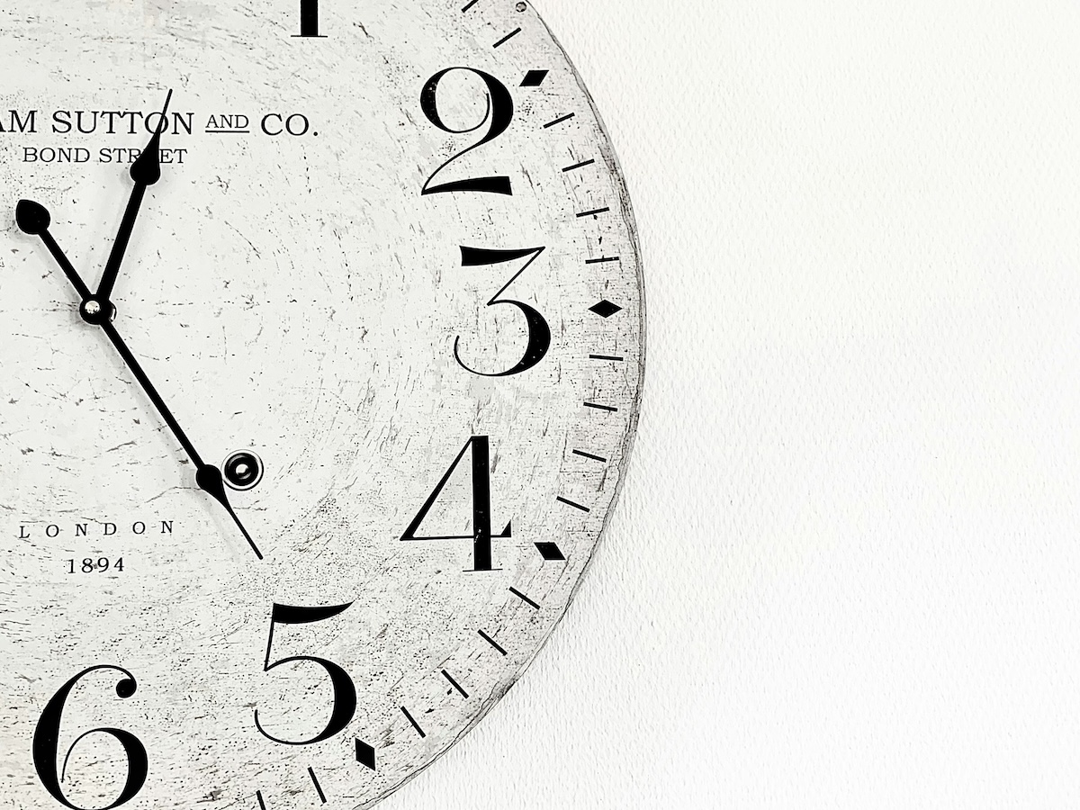 Primer plano de reloj vintage estilo Londres 1894